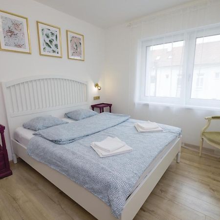 Central Apartment - Folk District Братислава Екстер'єр фото