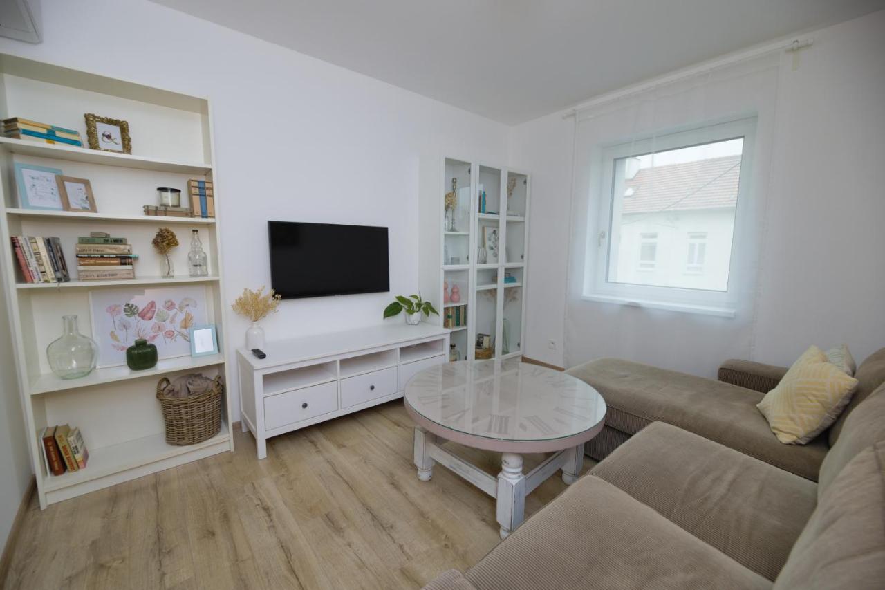 Central Apartment - Folk District Братислава Екстер'єр фото